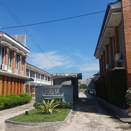 Liberty Homestay Parit  Buitenkant foto